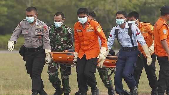 Reanudan la búsqueda de las cajas negras del avión de AirAsia