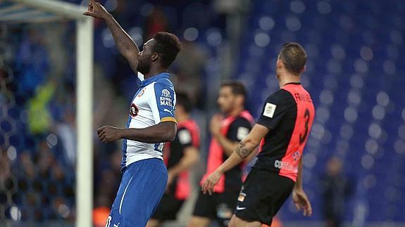 Stuani y Caicedo alargan la fiesta 'perica'