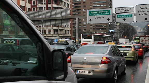 Los españoles perdieron una media de 10,4 horas en atascos en los siete primeros meses de 2014