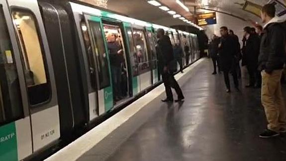 Ejemplar gesto del Chelsea con el hombre agredido en el metro de París