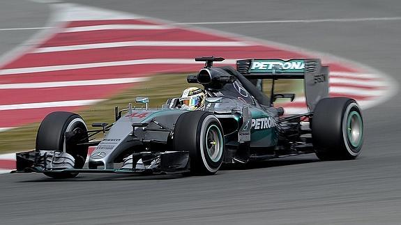 Hamilton, hasta con problemas, asusta