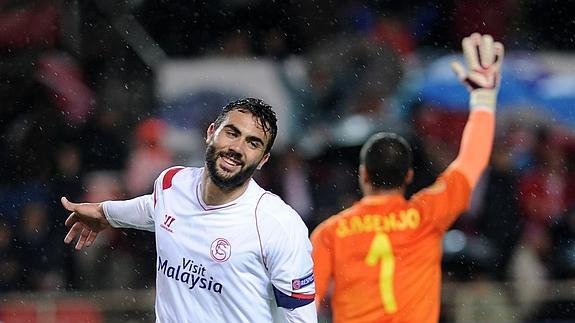 La lluvia se alía con el Sevilla en un plácido pase a cuartos