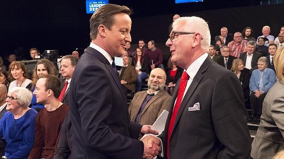 Cameron defiende su gestión económica en el único debate con Miliband