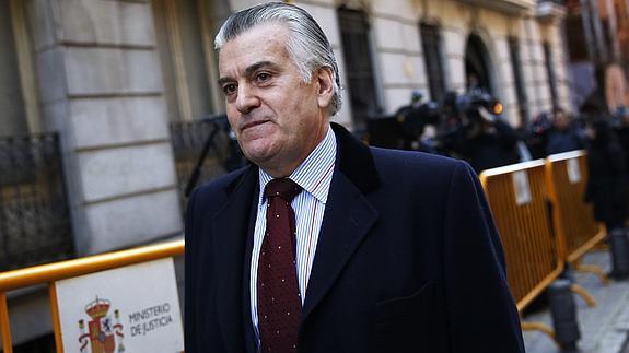 Bárcenas aporta documentación para su querella contra la jefa de Personal del PP