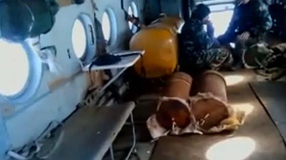 Un vídeo demuestra cómo los helicopteros del Ejercito sirio lanzan bombas de barril