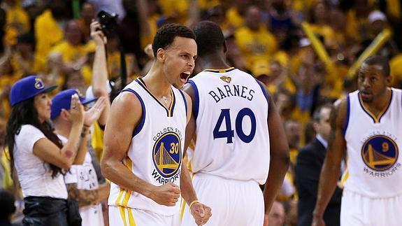 Los Warriors golpean primero pese a los 44 puntos de LeBron