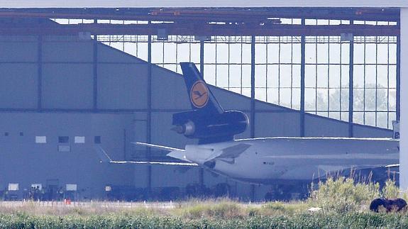 Aterriza en Barcelona el avión con los restos de 32 víctimas españolas de Germanwings