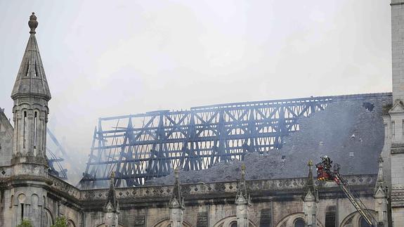 Un incendio acaba con parte del techo de una basílica de Nantes