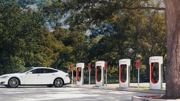 Tesla inaugura en España su primer 'supercargador'