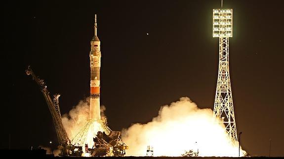 La nave Soyuz parte hacia la Estación Espacial Internacional con tres astronautas a bordo