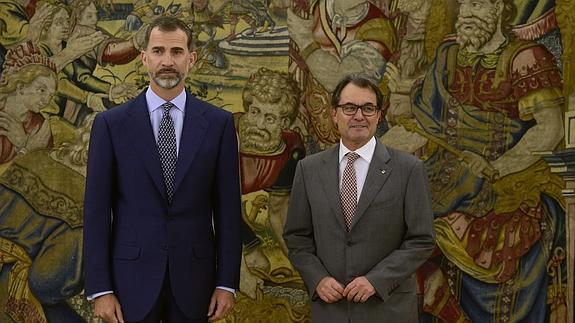 El Rey recuerda a Mas que respetar la ley es «exigencia ineludible para la convivencia»