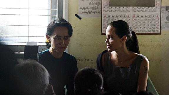 Angelina Jolie y Suu Kyi se reúnen con trabajadoras birmanas del textil