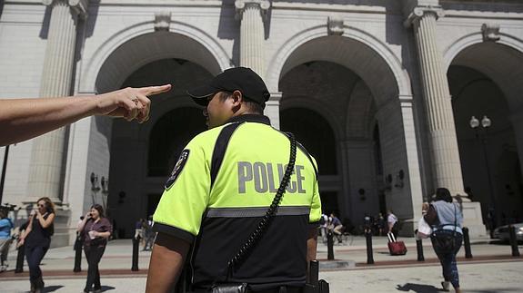 Evacúan la principal estación de trenes de Washington por un tiroteo y un apuñalamiento