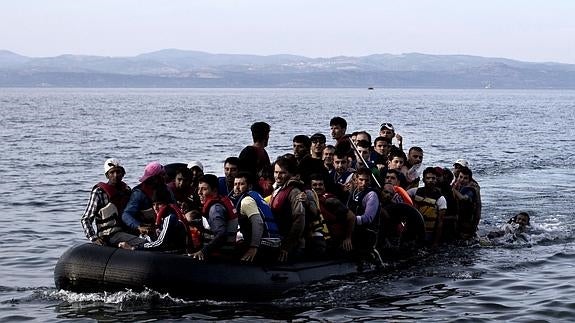 Francia suspende a una cónsul honorífica por vender lanchas y chalecos a refugiados