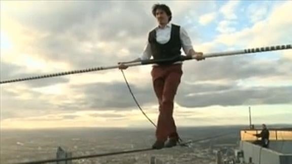 Un equilibrista cruza dos rascacielos en Melbourne