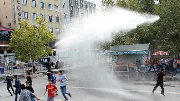 Suspendidos dos policías turcos por arrastrar por la calle un cadáver