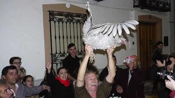 Los vecinos de Cazalilla pasean la pava al no poder tirarla desde el campanario