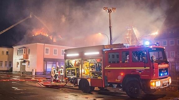 Vecinos de un pueblo alemán 'festejan' el incendio provocado en un albergue de refugiados