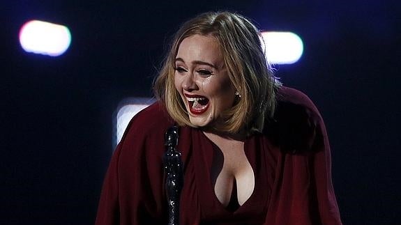 Adele arrasa en unos Brit marcados por el homenaje a Bowie