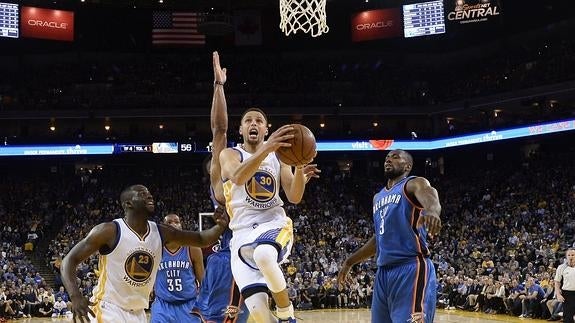 Los Warriors derrotan a los Thunder e igualan el récord de los Bulls