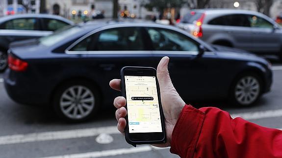 Uber desafía a los taxistas y regresa a España