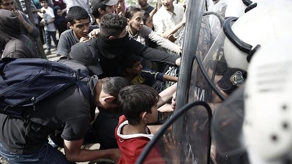 La Policía emplea gases lacrimógenos contra los refugiados en Idomeni