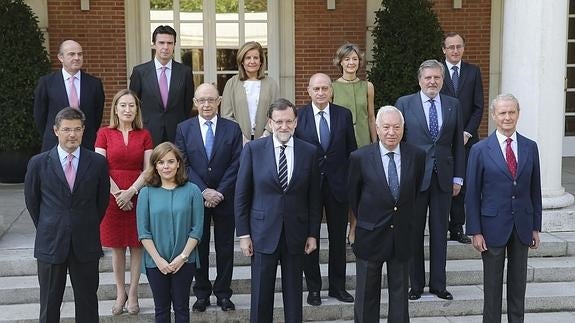 La primera renuncia de un ministro en funciones en democracia