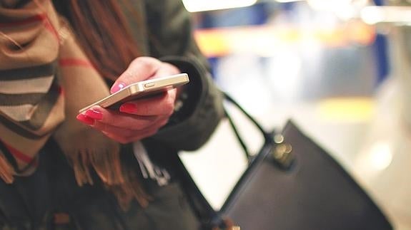 Seis de cada diez jóvenes organiza sus planes de ocio desde el móvil