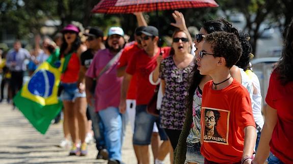 Discreta concentración en Brasilia contra la suspensión de Rousseff