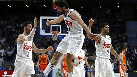 Sergio Llull pone al Madrid a tiro de piedra de la final