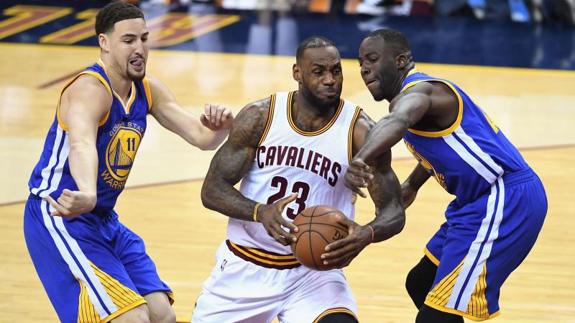 LeBron y los Cavaliers desactivan a los Warriors