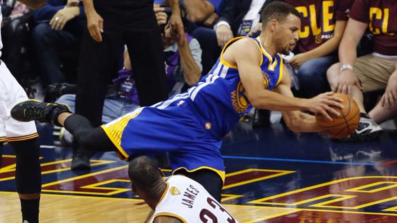 Curry supera a Lebron en el cuarto partido