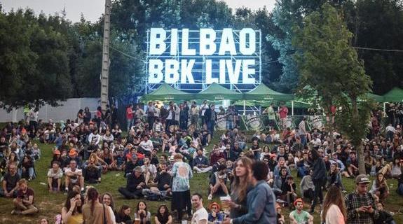 'Foals' cierra el Bilbao BBK Live con un frenético baño de masas