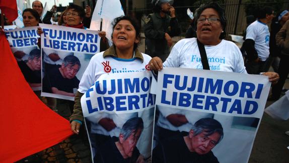 Cientos de peruanos piden el indulto de Alberto Fujimori a una semana de investir a Kuczynski