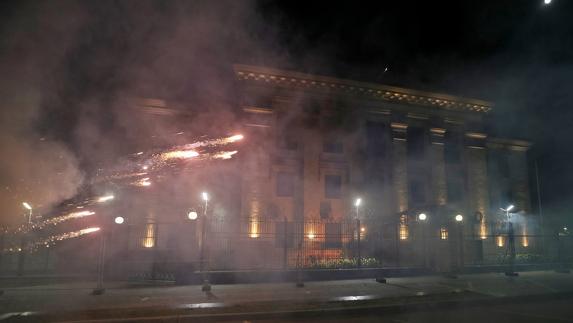 Atacan con fuegos artificiales la embajada rusa en Kiev
