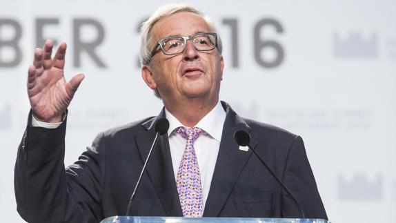 Juncker dice que Bruselas no dudará en proponer congelar los fondos a España si no cumple con el déficit