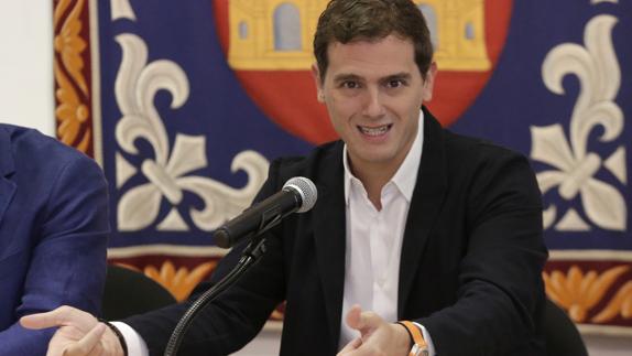 Rivera reparte culpas entre Rajoy y Sánchez por el bloqueo institucional