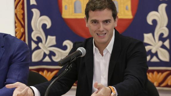 Rivera cree que el Rey ha llamado al diálogo entre PP y PSOE