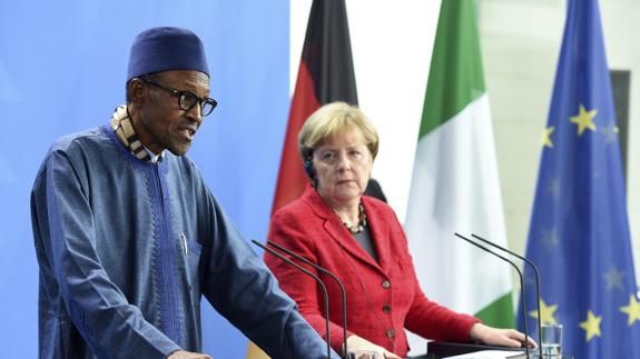 El presidente de Nigeria afirma, ante Merkel, que el lugar de su mujer está «en la cocina»