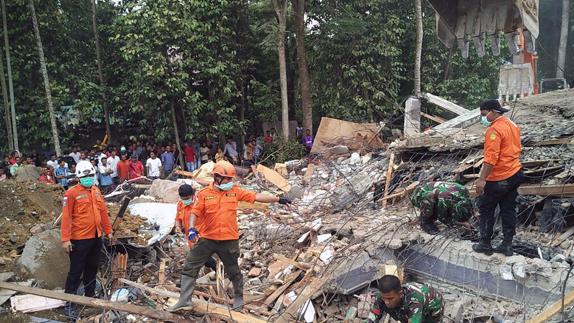 Más de 90 muertos tras un seísmo de magnitud 6,5 en Indonesia