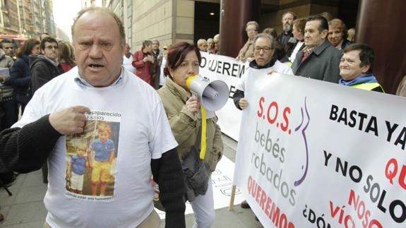 El médico del caso de los bebés robados irá a juicio
