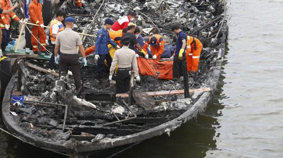 Al menos 23 muertos en el incendio de un barco turístico en Indonesia