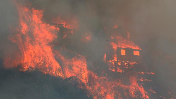 Un gigantesco incendio afecta a un centenar de casas en la ciudad chilena de Valparaíso