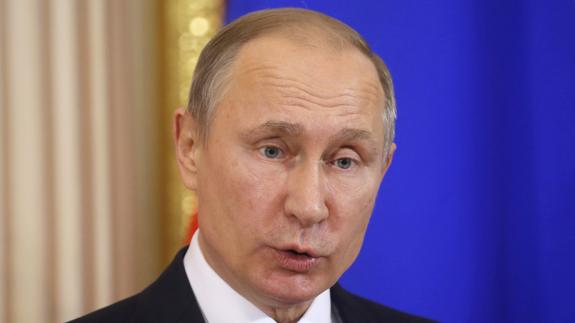 Putin asegura que quien escribe noticias falsas es «peor que una prostituta»
