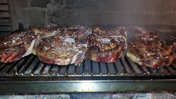 Vinculan la carne a la parrilla a un mayor riesgo de muerte por cáncer de mama