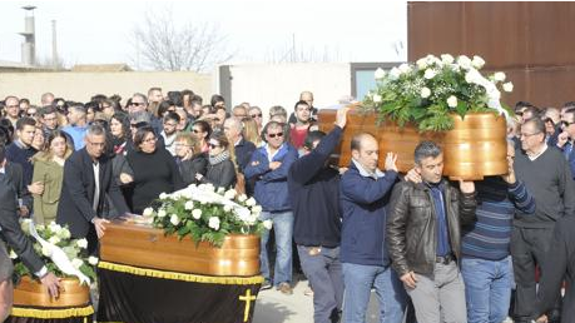 Silencio absoluto para despedir a los cinco jóvenes fallecidos en Torre Pacheco