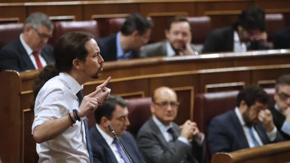 Iglesias echa en cara a Rajoy la corrupción del PP y este replica: «Menos mal que no es Robespierre»