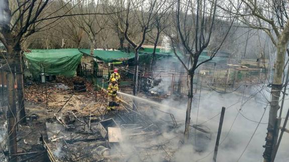 El fuego destruye 16 caravanas en un camping de Cáceres