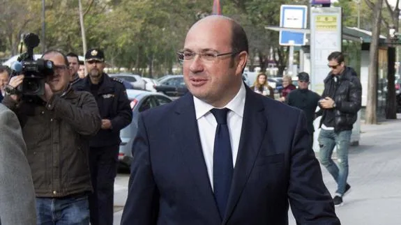 El presidente murciano afirma que no dimitirá hasta que haya «una imputación formal»