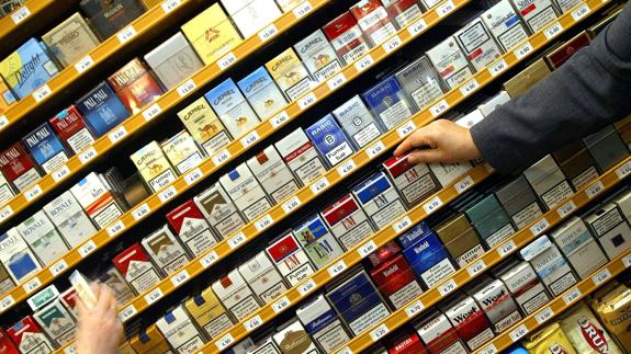 Francia sube los impuestos a los cigarrillos baratos y el tabaco de liar